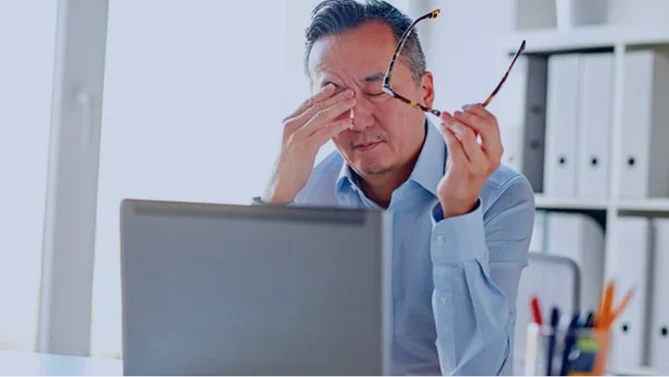 Monitor posicionado correctamente frente a una persona sentada ergonómicamente